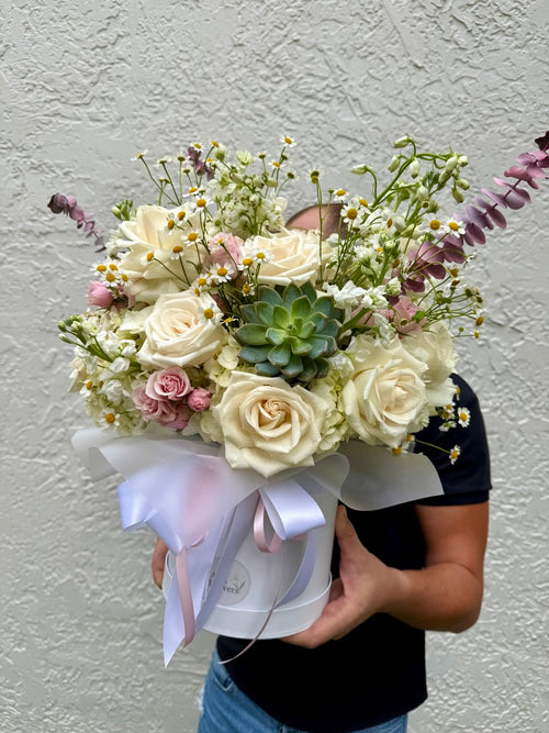 Flower arrangement "Amelia Hatbox"