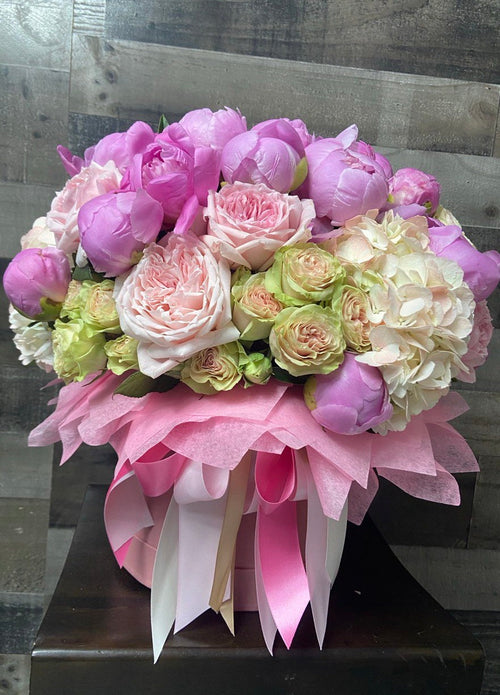 Flower arrangement "Alexandra Hatbox" (includes hatbox)