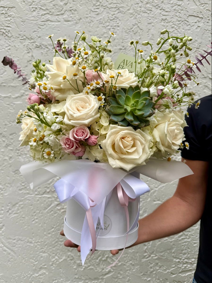 Flower arrangement "Amelia Hatbox"