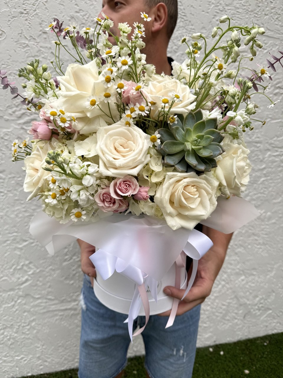 Flower arrangement "Amelia Hatbox"