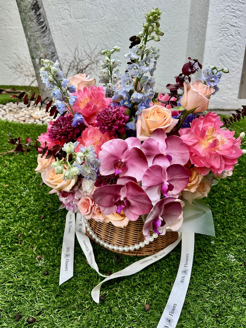Flower arrangement "Amore Basket"
