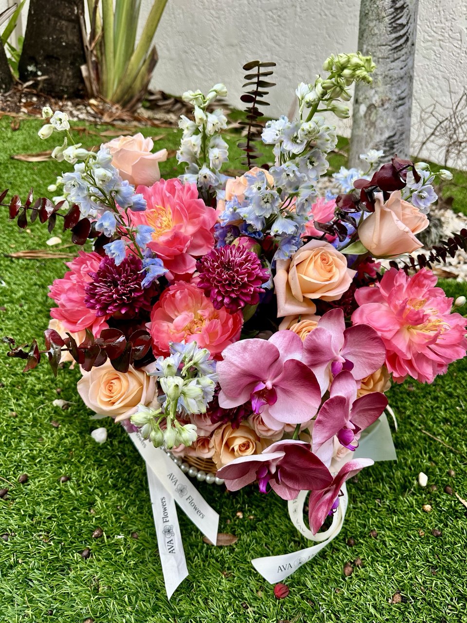 Flower arrangement "Amore Basket"