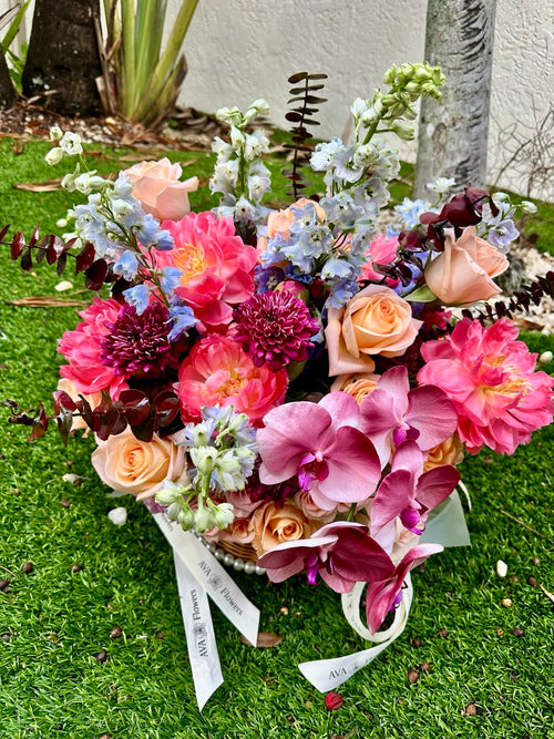 Flower arrangement "Amore Basket"