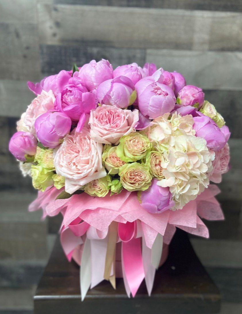 Flower arrangement "Alexandra Hatbox" (includes hatbox)